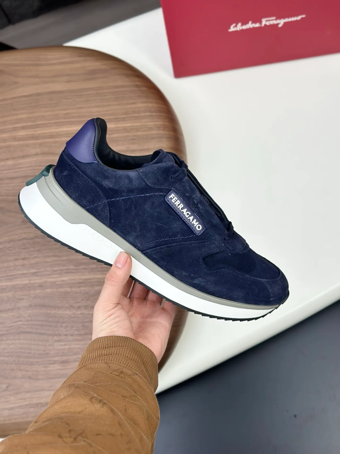 [Ferragamo] Top P: 820💰 Number of yards: 39~44 (38.45 custom-made, non-refundable) Top purchasing agent 🇮🇹 Ferragamo men's casual shoes series, the counter sells the original configuration at the same time, Italian imported cowhide fabric, high-quality splicing technology, imported water-dyed cow lining , Soles: Original foam soles are specially provided by the original factory, and the original factory follows the order. 🔍High quality can be entered and exited the counter at will. Welcome to compare and synchronize with the counter.